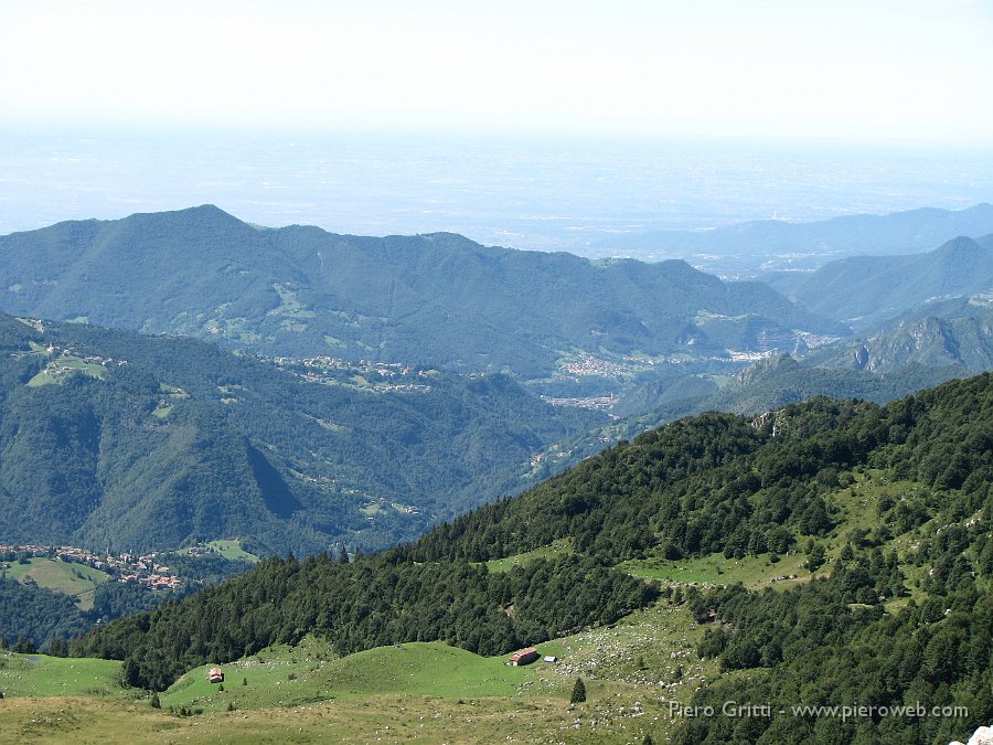 alben16ag08 057.jpg - Vista verso Val Serina, Val  Brembana col Canto Alto e Zogno sottostante, la pianura e gi Appennini